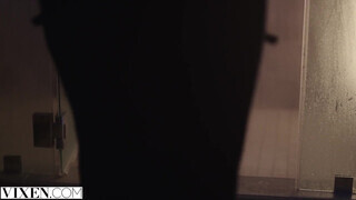 VIXEN - Allie a vadító világos szőke milf