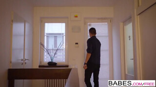 Babes - Paula Shy a hatalmas mellű pipi