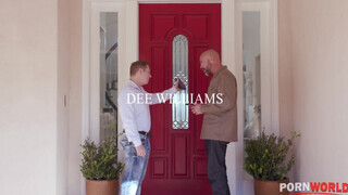 Dee Williams kettő kukit kap