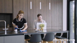 Private com - Marina Gold a termetes popós szobalány