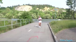 Public Agent - Termetes csöcsű formás popós szuka