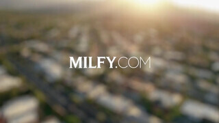 MILFY - Érett nő és a zsenge szuka
