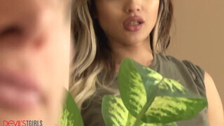 DevilsTGirls - Latina transzi barinő megkettyintve