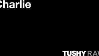 TUSHYRAW - Charlie a csábos világos szőke milf