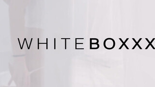 WHITEBOXXX - Zsenge csajszi játszik a puncijával