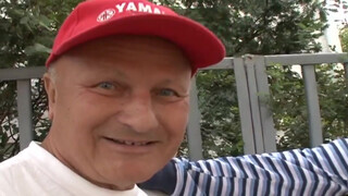 Gyuribácsi és a haverja dugják a lányt