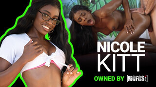 Mofos - Nicole Kitt a vonzó óriási cicis csoki csajszi