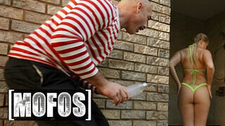 MOFOS - Harley King a fullos világos szőke fiatal pipi