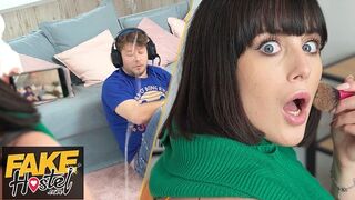 Spriccel az arcába tréfaként fenék creampie előtt