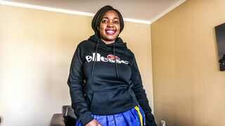 Afrikai koleszos csajszika munkát keres a tanulmányaihoz