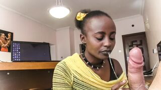 Nyakörves néger cafka nyáladzik a főnök pöcsén