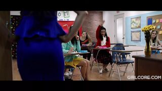 Angela White és Georgia Jones megbüntetik a repedtsarkú fiatal diákokat