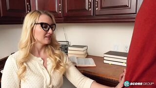 Fullos 40-es Julia Robbie és a zsenge manus