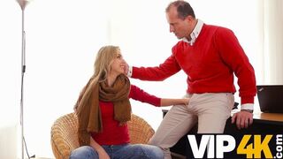 Segítőkész szomszédlány szőkénél megdugása