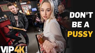 Bátor világos szőke pornósztár keféli idegen csákót a bárban