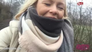 Forró fiatal gádzsi kerékpáron dörzsöli szaftos puncáját