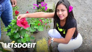 A néger hajú latin amerikai milf-et utcai vadászatban szerezzük be mély dugásra