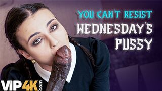 Lispy wednesday kettyintette a nevelő apa óriási faszát mint egy igazi kutyaként