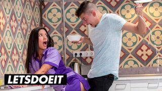 A csábos szobalány Jade Presley kitakarít és cidázza a termetes faszkat a forró szálláson