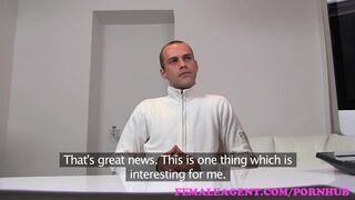 Fullos milf ügynök teszteli a brutális csávót