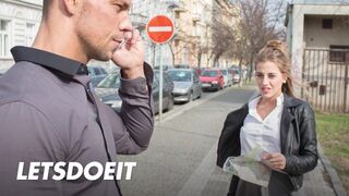 Lenyűgöző turista Silvia Dellai mélyen bekúrva egy helyi fickó által