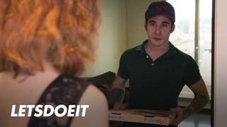 Megcsaló lyuk Arian Joy először a barátját baszogatja, aztán a kézbesítő pali megdugja jól