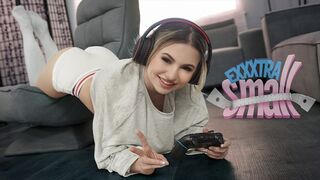 Kicsike zsenge bige Aria Banks elkapja magas mostohabátyját Chris Epicet, aki a szobájában veri a dákója