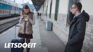 Selvaggia fiatal csajszi felfogta Charlie Dean méretes faszát egy gyors pov dugásra