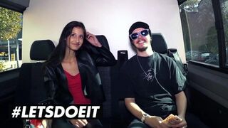 Vékony fekete Coco Kiss pénzért cidázza a termetes csoki fazt az autóban