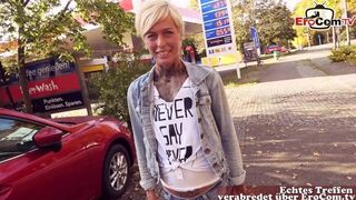 Utcán dugás német benzinállomáson: pov milf oboázás