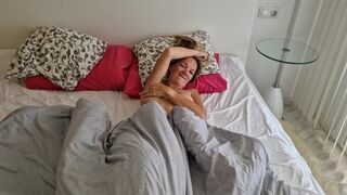 Fullos fickó megbassza a haver feleségét, miután az lelépett, és pov videót készít neki
