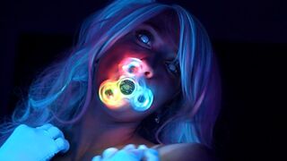 Neon fénylő tinédzser pipi csábít faszodat tökéletes testével