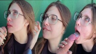 Fiatal cumizás a tavon, nyeli a forró spermaáramlást