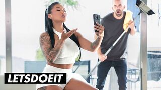Kívánatos Dél Amerikai MILF Mariana Martix Keményen Megkettyintve az Asszisztens által a LetsDoeIt Csatornán