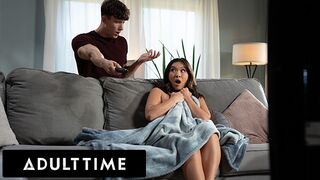 Adult Time kívánatos kalandja - Kimmy Kimm maszturbáláson kapva, de nem tud ellenállni a termetes farknak