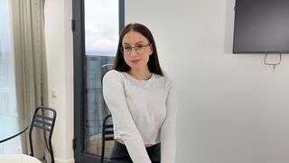 Forró ava keményen megdolgozik az állásért, és telelövi a száját