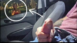 Mutattam a faszomat egy szexy ismeretlen nőnek a buszmegállóban nyilvánosan!