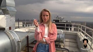 Vonzó luvnya majdnem lenyelte a kukacot az utcán