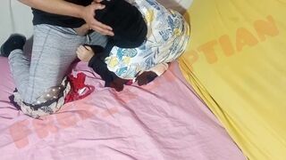 Fullos arab milf-et megbassza a tini srác, és kétszer is telelövi a hijabban