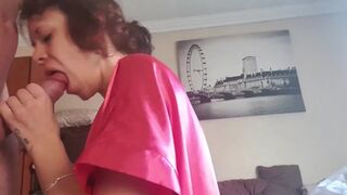Göndör hajú milf cumizza és veri a farkamat amíg elélvezek