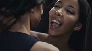 Ebony Vampire Mistress Lia Lin elcsábít egy latin amerikai méretes cicis fiatal pipit a Vampired brutális domina játékában