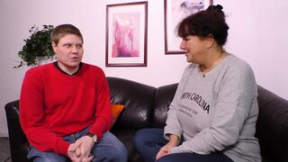 Vörös hajú milf óriási mellekkel cidázza a péniszt és hagyja hogy keményen megdugják