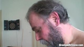 Tinédzser vörös csaj orálozza és lovagol a nagypapa rúdján