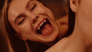 Világos Szőke Vámpír Nancy Ace Uralja Matty Milát a Vampired Csatornán - Szívdöglesztő Lezbi Jelenet Vörös Harapásokkal