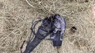 Gigantikus fenekű korosodó nő cidázza a paraszt farkát a disznóólban