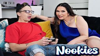 Nookies - Érett Mostohaanya Josephine James Izgató Sztriptízzel Fizeti a Lakbért a Mostohafiának